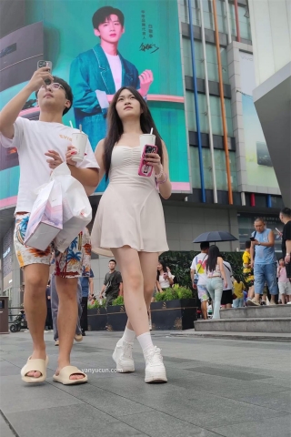 XM278白色连衣裙小姐姐和男朋友逛街，白色卡通内内