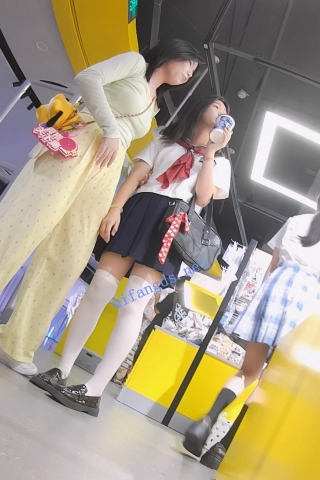 『D·D』-205-水手服学生妹，半腿白丝，白窄内嵌入屁股