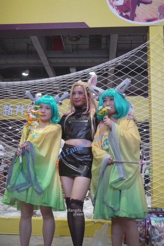 【xxn-309】两部包臀裙阿狸cos..透明内被大叔手机直接正面拍