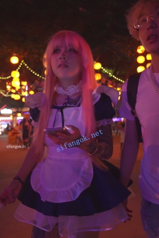 (BC-AA-617)精神小妹cos粉发女仆逛街..白色卡通内又纯又骚