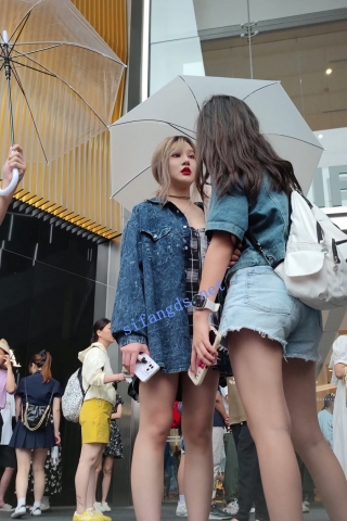 CS083【CSCD】格子连衣裙美女和闺蜜下雨等车，白色内内