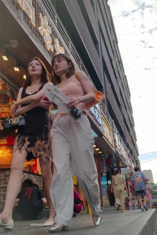 XM331包臀裙极品气质美女和闺蜜逛街，白色内内