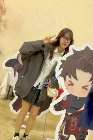 trump1253【KFC】JK学生妹逛街拍照·短裙白色窄内可爱系活力四射