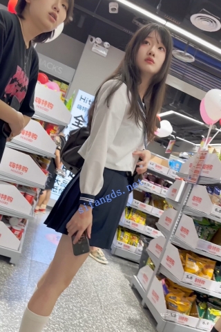 trump1264【KFC】制服JK学生妹和闺蜜逛街·屁股超翘·灰色小熊内前后CD