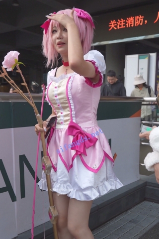 【xxn-328】魔法少女小圆cos..透明内带翅膀..坐地上走光被CD