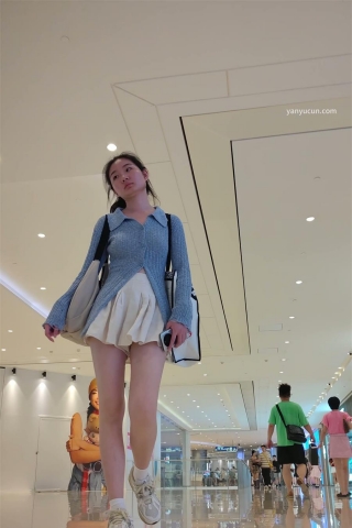 XM325黄色裤裙小姐姐扎个马尾走路一甩一甩的，白色内