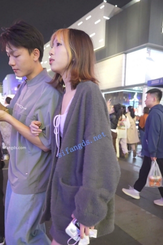  (BC-AA-554)紫色包臀裙美女逛街..岔开腿白内13缝一条全湿了