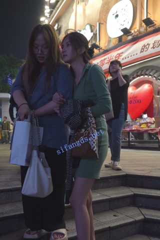 (BC-AA-533)气质长腿美女逛街..摊位前全程弯腰被CD性感丁字裤