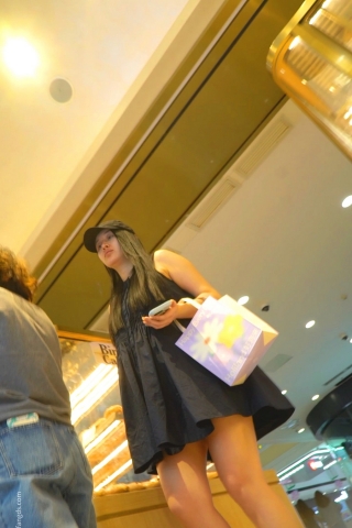 kc1559（空城原创）黑裙素颜小少妇逛商场，蕾丝透明骚丁前后C