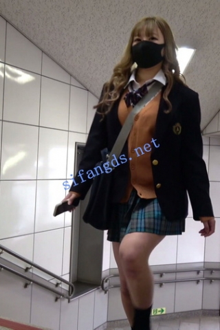 【日产精选】057制服jk掀起裙子拽内裤。两次坐镜头露毛