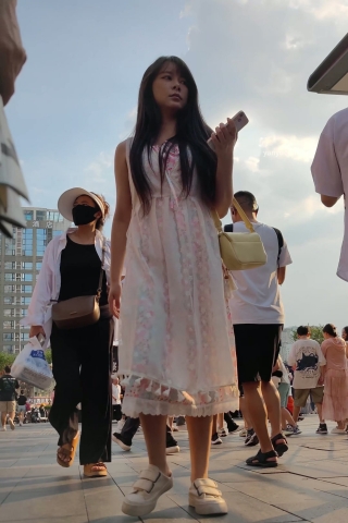 XM297白色长裙小姐姐扶梯抄底，白色内内