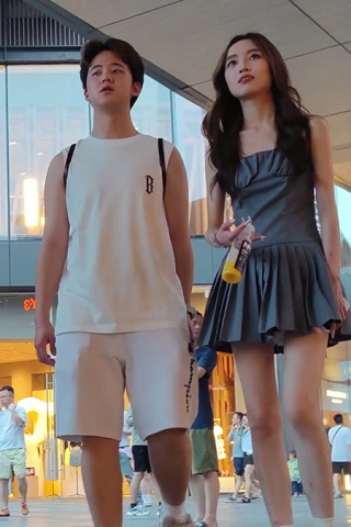 XM199灰色连衣裙极品小姐姐和男朋友逛街，粉色内