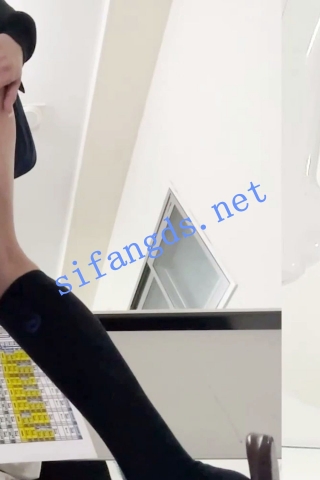 【日产精选】075学校老师隐藏镜头拍摄jk学妹弯腰摸内裤