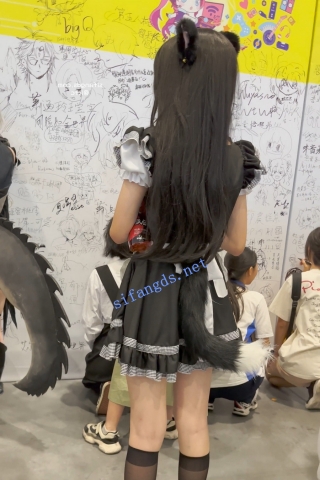 trump1246【KFC】女仆装COSER独自逛街等人·短丝袜白色内内身材不错