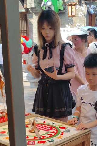 XM211黑色裙子黑丝小美女，白色窄内