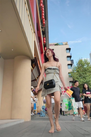 XM333抹胸连衣裙美女一个人逛街，白色内内