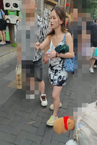 XM311紧身连衣裙少妇和老公逛街，黄色内