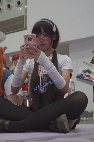 【xxn-337】超短百褶裙双马尾小姐姐..跟拍花纹内坐下走光