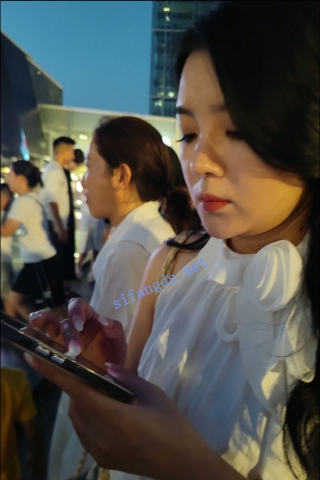 CS096【CSCD】白色连衣裙美女撅着屁股给人拍照，黄色内内