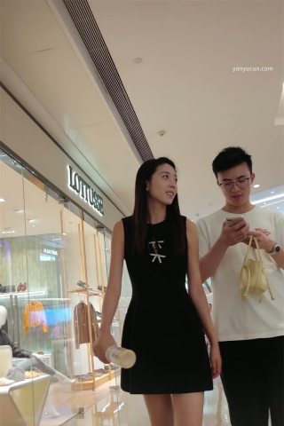 【YXJN】001黑色连衣裙美女跟老公逛街长时间抄底