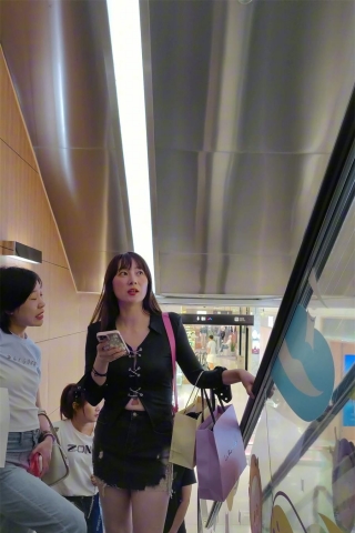 XM266黑色牛仔超短裙美女和闺蜜逛街，黑色窄内